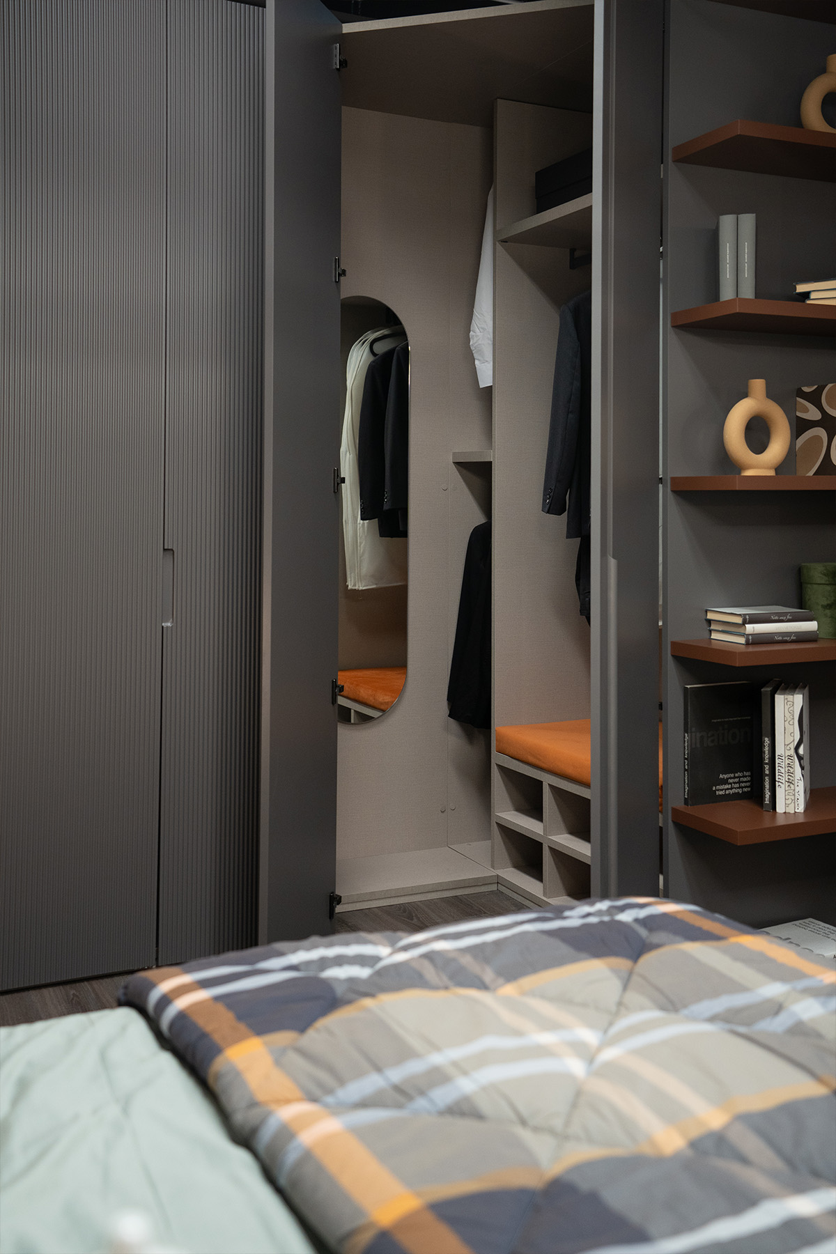 camera-cabina-angolare-zona-notte-asta-lab-armadio-interno.jpg