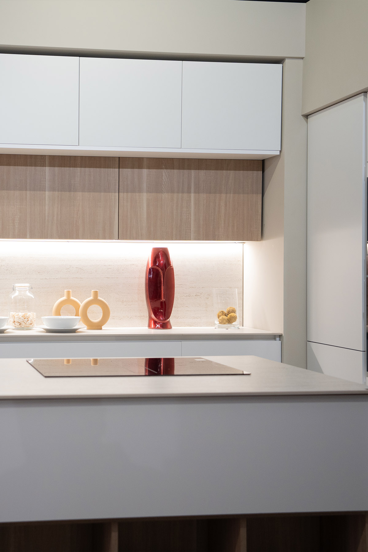 astalab-cucina-con-isola-e-tavolo-integrato-bianca.jpg