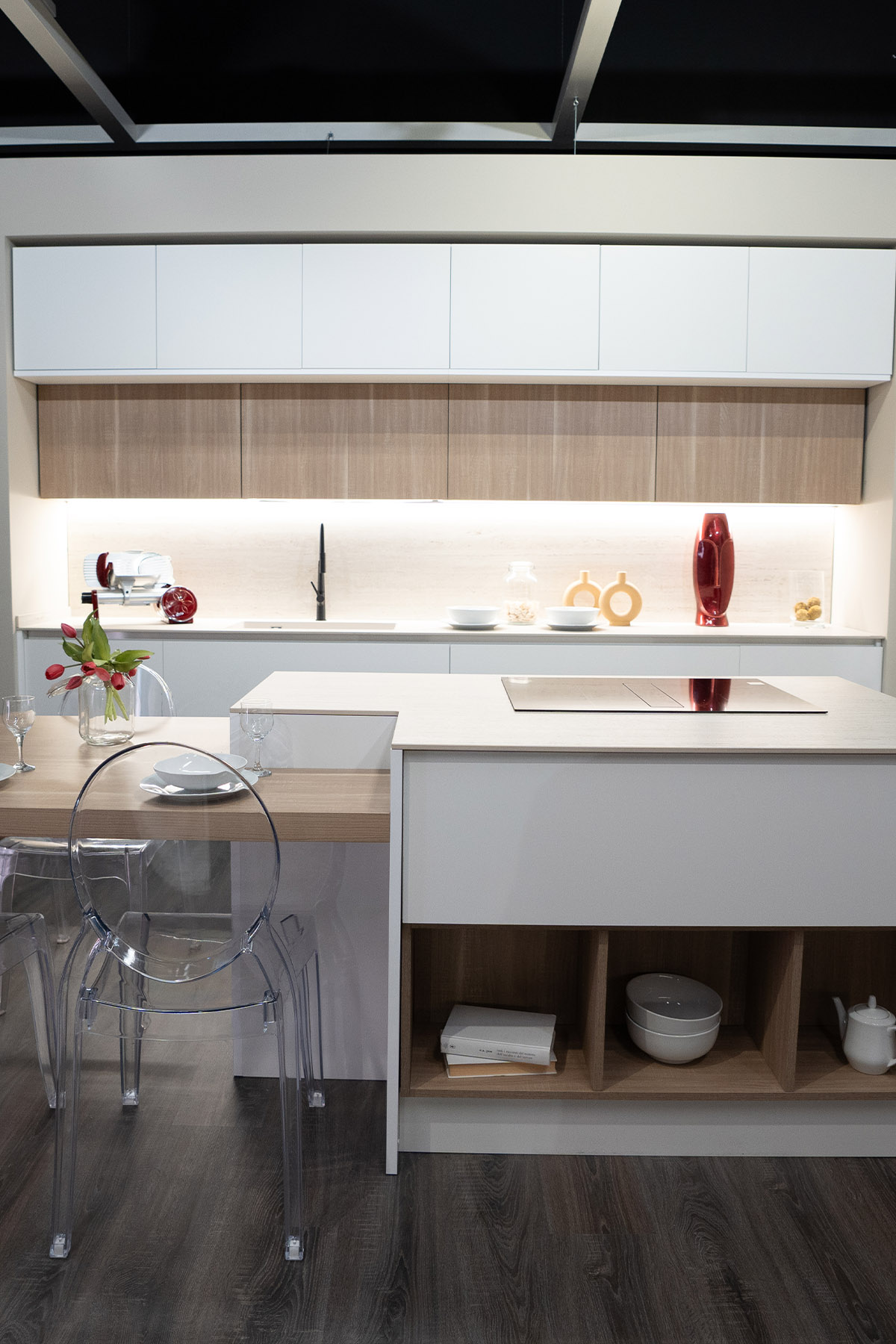 astalab-cucina-con-isola-e-tavolo-integrato-dekton.jpg