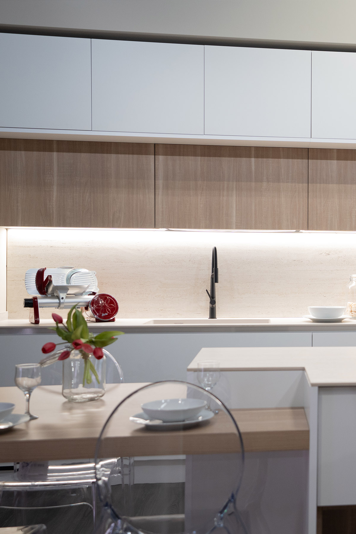 astalab-cucina-con-isola-e-tavolo-integrato.jpg