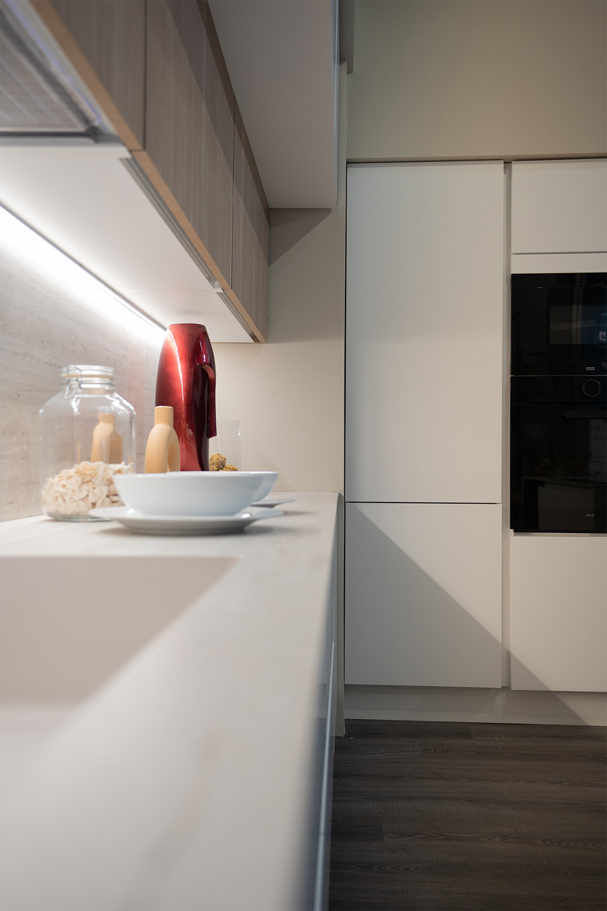 astalab-cucina-con-isola-e-tavolo-integratofrigo-top-cucina.jpg