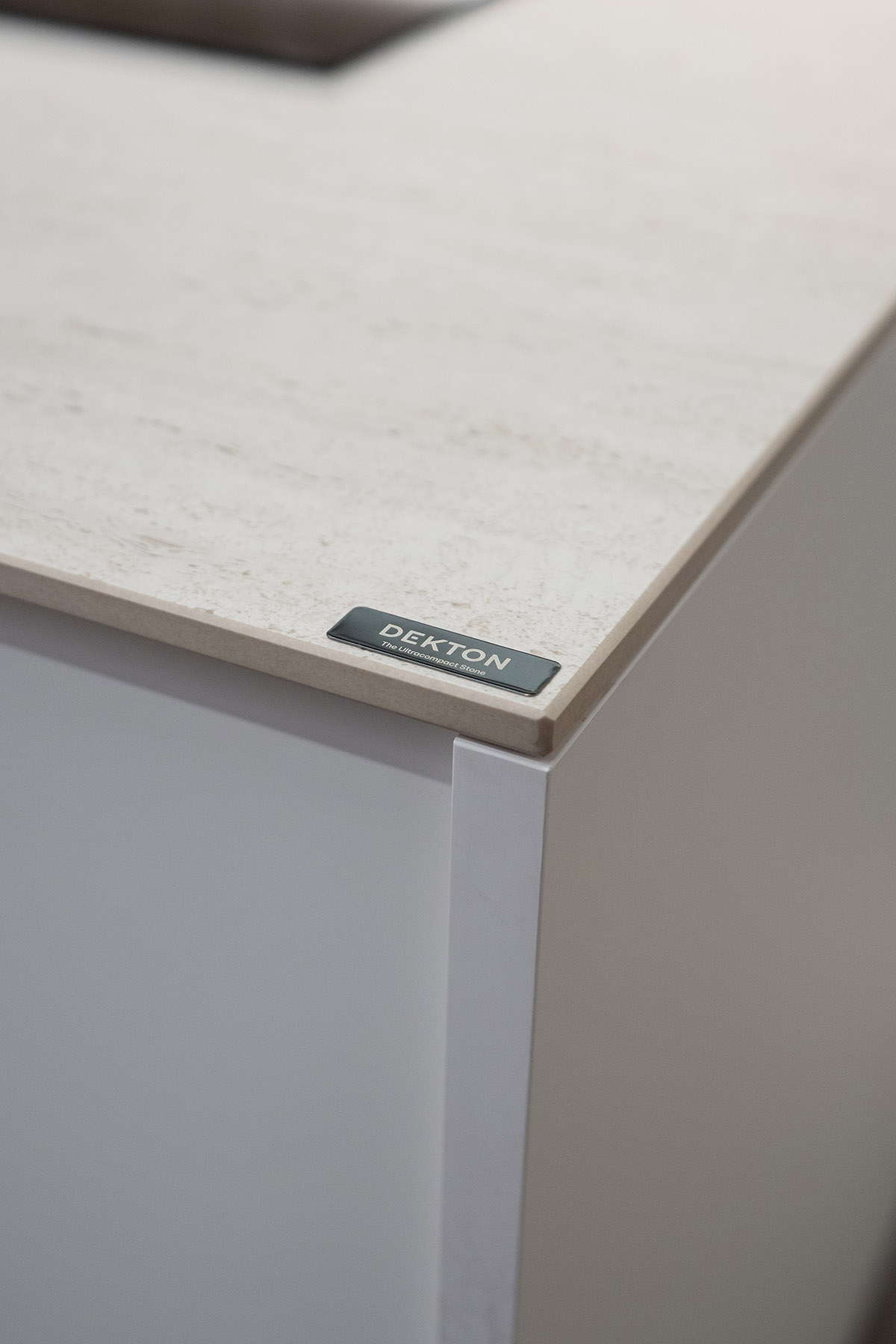 astalab-cucina-con-isola-e-tavolo-integratotop-dekton.jpg