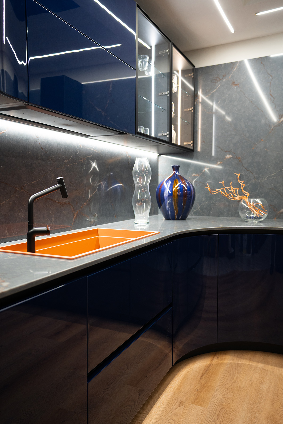 cucina-blu-con-lavello-arancione.jpg