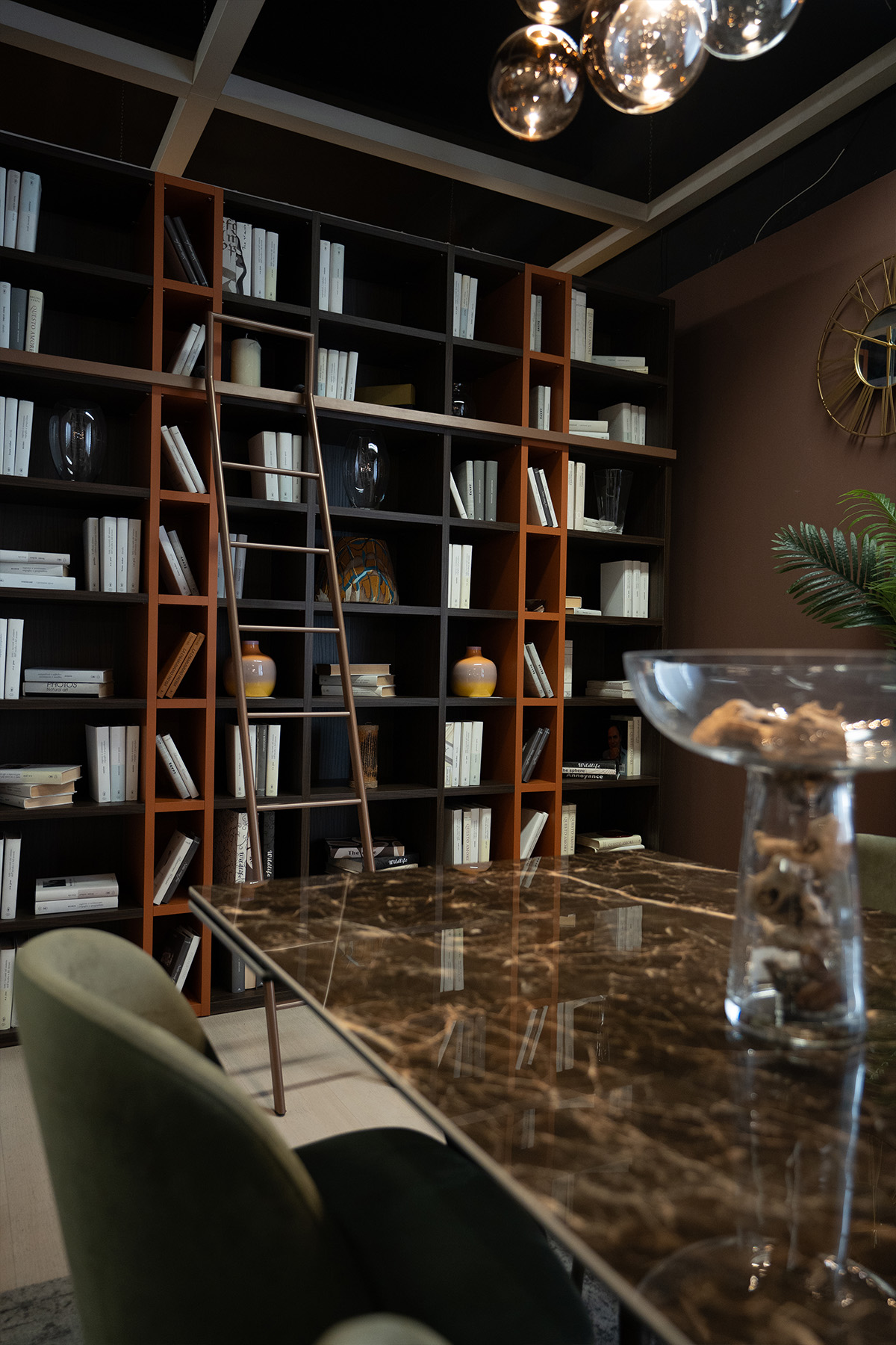 astalab-zona-giorno-libreria-a-soffitto.jpg