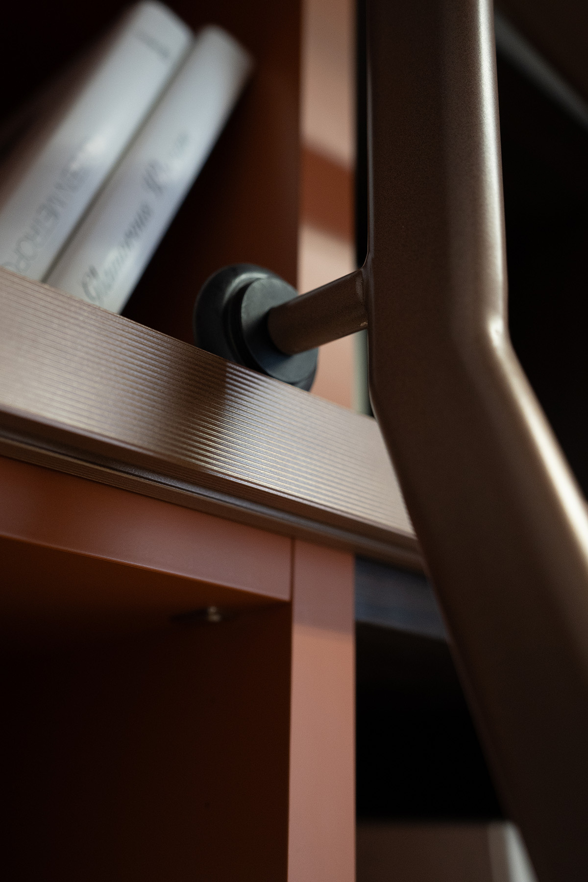 astalab-zona-giorno-libreria-dettaglio-scala.jpg