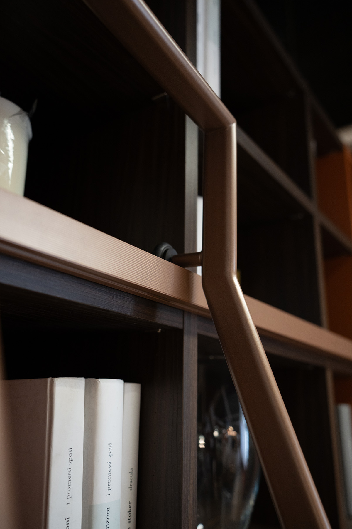 astalab-zona-giorno-libreria-scala.jpg